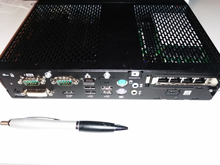Rückansicht des Fujitsu Futro S930 mit 4-Port Intel Gigabit NIC